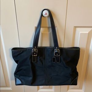 Coach tote with zipper closure